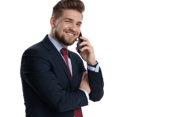 Szczęśliwy biznesmen rozmawia na swoim telefonie i śmieje się — Zdjęcie stockowe