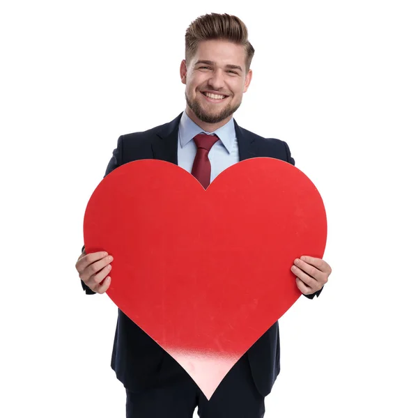 Fröhlicher Geschäftsmann mit Herzform und Lachen — Stockfoto