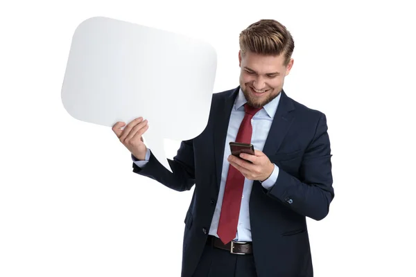 Szczęśliwy biznesmen trzymanie bańki mowy i śmiech — Zdjęcie stockowe