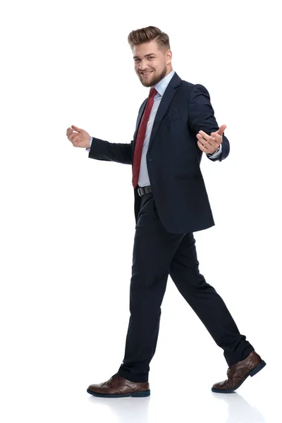 幸せなビジネスマンが横を歩き、招待する — ストック写真