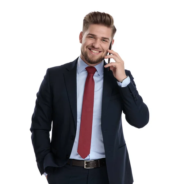 Feliz hombre de negocios hablando por teléfono — Foto de Stock