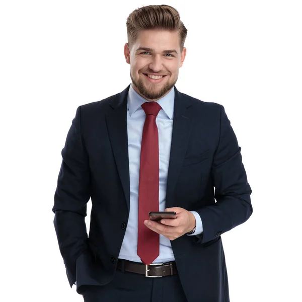 Ung affärsman som håller sin telefon — Stockfoto