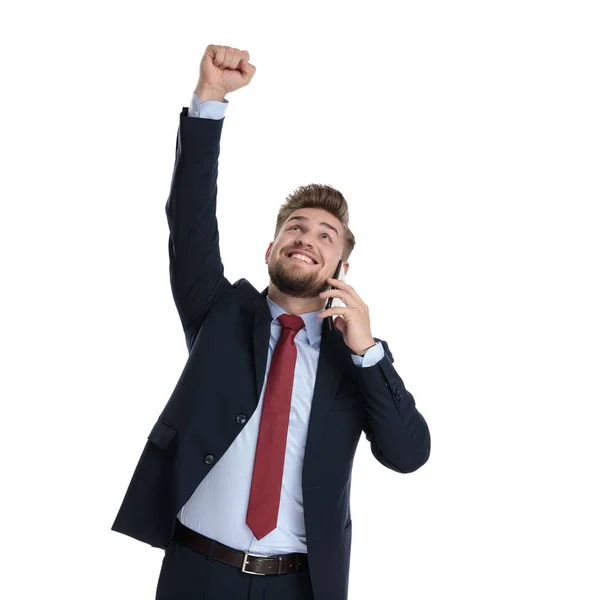 Casual empresário celebrando e falando em seu telefone — Fotografia de Stock