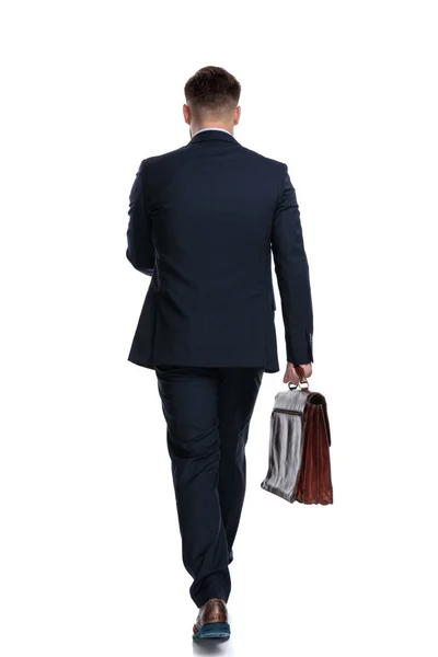 Rückansicht eines motivierten Geschäftsmannes mit seiner Aktentasche — Stockfoto
