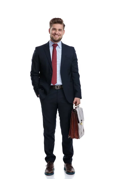 Vidám üzletember jelentenek a táskáját, és nevetve — Stock Fotó