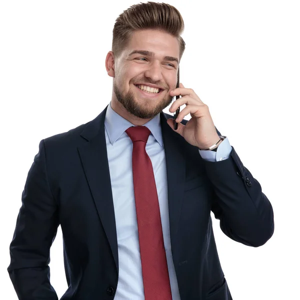 Ο εύθυμος επιχειρηματίας γελάει και μιλάει στο τηλέφωνό του. — Φωτογραφία Αρχείου