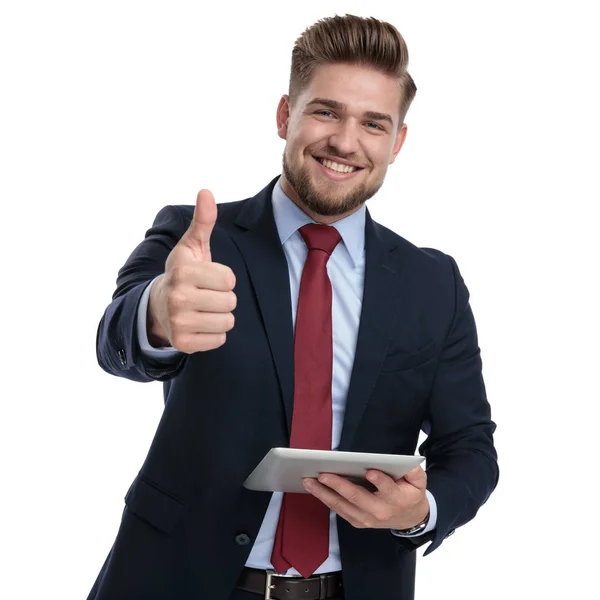 Szczęśliwy biznesmen trzymający tablet i wskazując OK — Zdjęcie stockowe