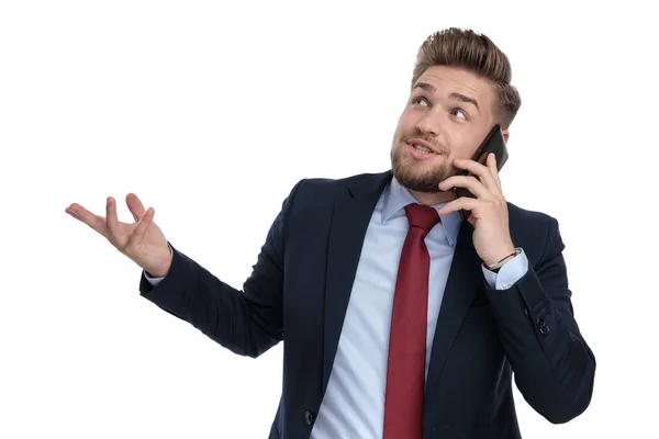 Casual zakenman praten en uitleggen aan zijn telefoon — Stockfoto