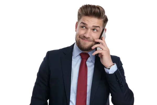 Mode zakenman praat op zijn telefoon en glimlachend — Stockfoto