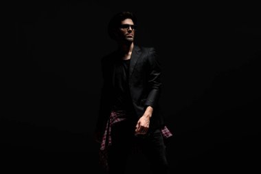 Umutlu dramatik adam güvenle ileriye bakıyor