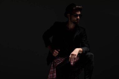 Sürpriz rahat adam merakla uzağa bakarak ve onun ja ayarlama