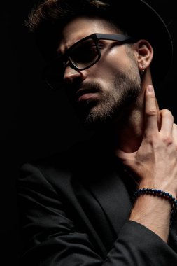 Yan lara bakan dramatik adamı incitin