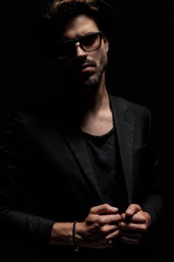 Motive dramatik adam ceketini sabitleme ve umarım bir seyir