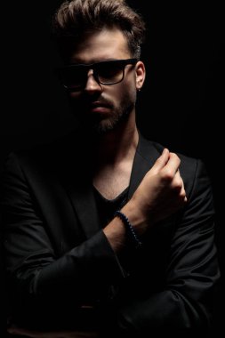 Elini tutan sert dramatik adam geçti 