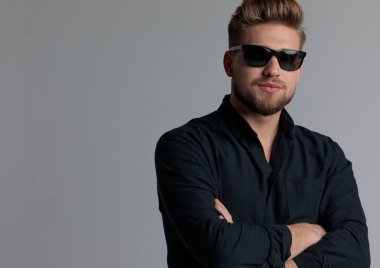 Kollarını göğsüne katlanmış tutan motive rahat adam