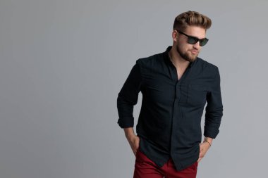 Elini cebinde tutan düşünceli sıradan adam