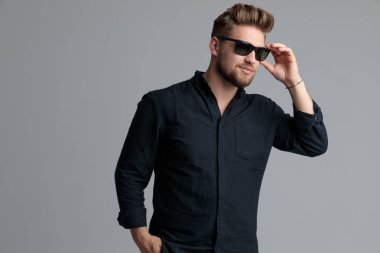 Umutlu rahat adam onun güneş gözlüğü sabitleme