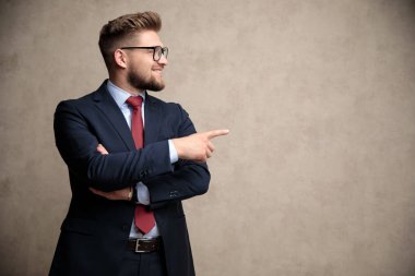 Zarif işadamı işaret ve yan bakıyor 