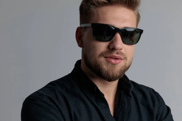 Close up de um homem casual bonito usando óculos de sol — Fotografia de Stock