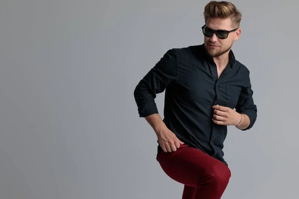 Giovane uomo casual che fissa la sua camicia blu — Foto Stock