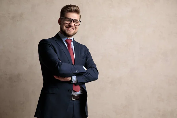 Bel homme d'affaires souriant avec ses mains pliées — Photo