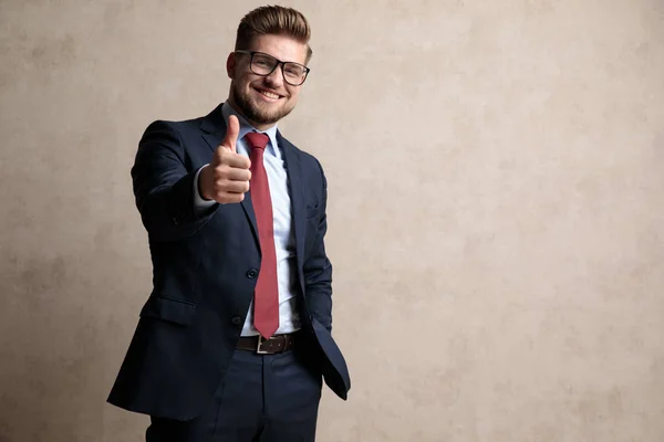 Vrolijke zakenman glimlachend en gebaren OK — Stockfoto