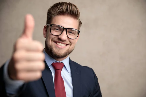 Neşeli işadamı ok gesturing ve gülümseyerek — Stok fotoğraf