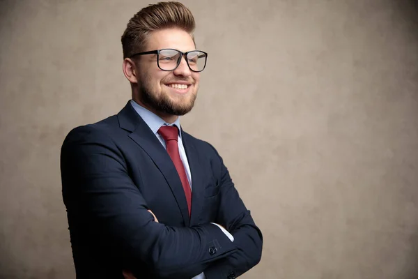 Hombre de negocios positivo sonriendo con la mano doblada — Foto de Stock