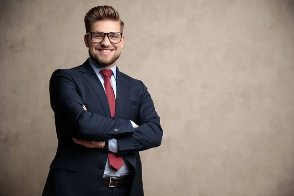 Empresário alegre sorrindo com a mão cruzada — Fotografia de Stock