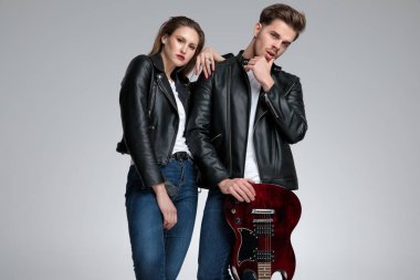 Kendine güvenen çift ona yaslanmış iken poz 