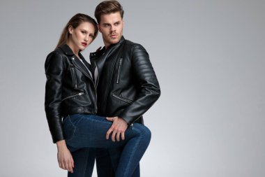 Erkek arkadaşı bacağını tutarken büyüleyici rahat kadın poz 