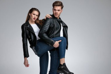 O bacağını tutarken şok çift etrafa bakıyor