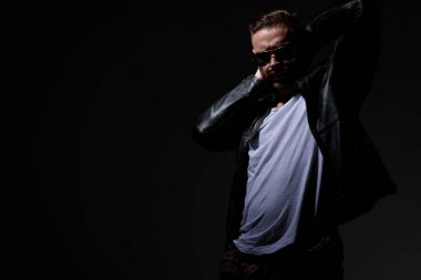 Dramatik punk adam boynunun arkasında iki eliyle poz