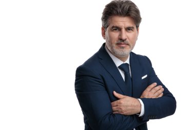 Ellerini tutan kendine güvenen işadamı göğsünden katlanmış