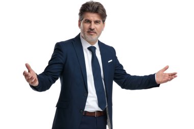 İyimser işadamı elleri açık selamlıyor