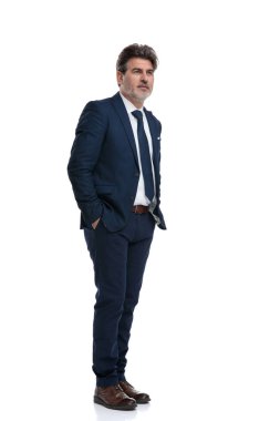 İyimser işadamı iki elini cebinde tutuyor