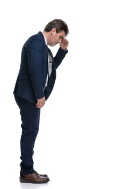 Bir şey arayan merak bir işadamıyan görünümü