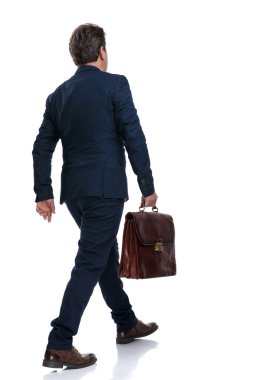 Kararlı bir işadamının yürüyüş ününe arkadan bak