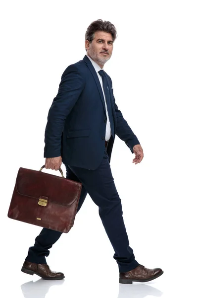 Вид сбоку уверенного в себе бизнесмена, идущего пешком — стоковое фото