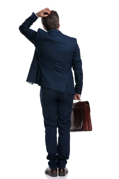 Vista posteriore di un uomo d'affari incerto che si gratta la testa — Foto Stock