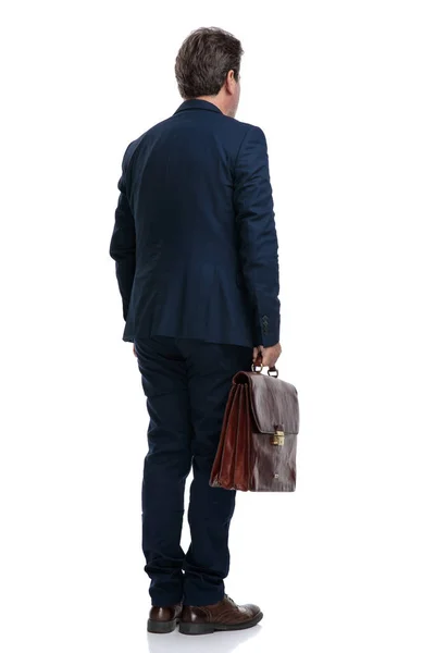 Rear view of a businessman holding his suitcase — Stock Photo, Image