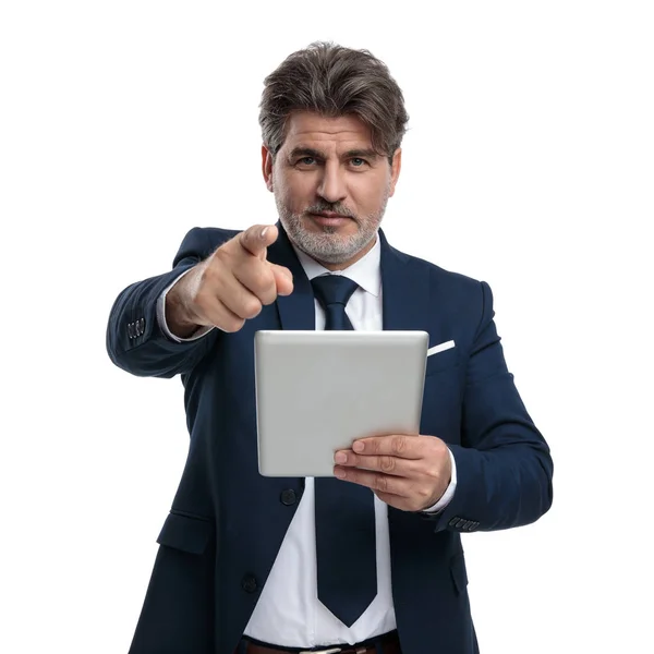 Pewny biznesmen wskazujący i trzymając swój tablet — Zdjęcie stockowe