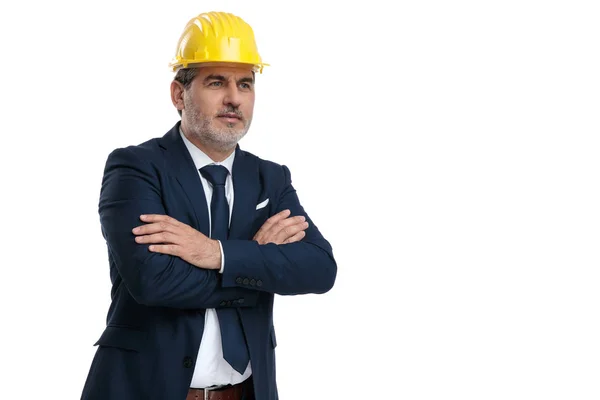 Uomo d'affari che indossa un cappello sicuro e tiene la mano incrociata — Foto Stock
