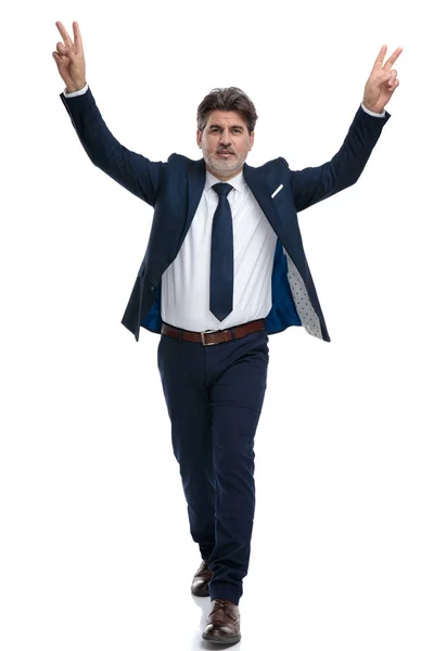 Positive businessman gesturing peace and stepping forward — Stock Photo, Image