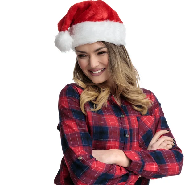 Mujer casual con sombrero de Navidad y brazos cruzados mirando hacia abajo — Foto de Stock