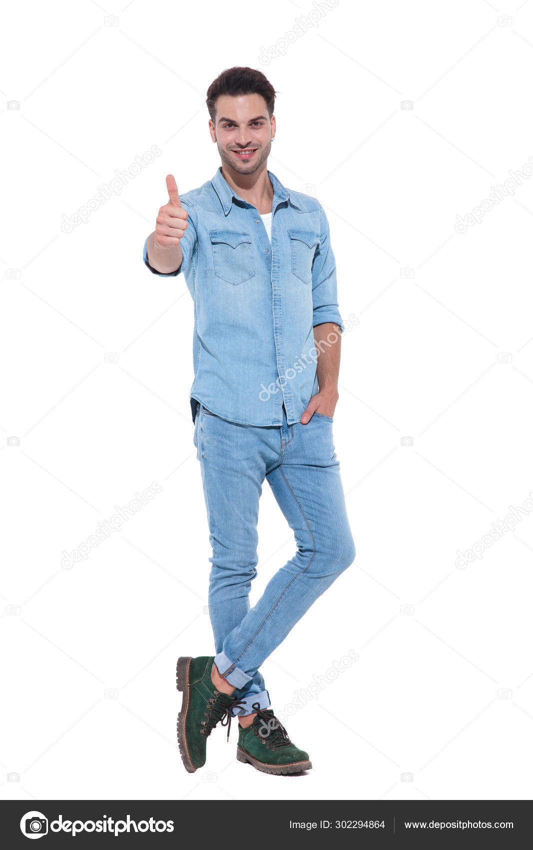 Hombre casual con un traje de mezclilla haciendo pulgares hacia arriba signo Foto de stock 302294864 feedough
