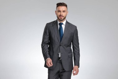 genç mutlu işadamı yürüyüş 