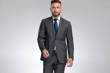 gri arka planda yürüyen sürpriz işadamı