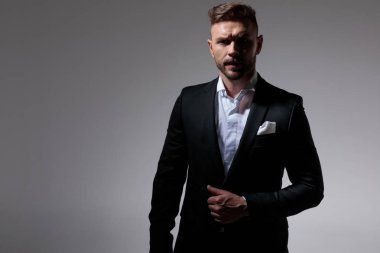 smokin adam ceketini sabitleme ve kameraya bakarak 