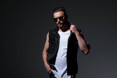 cepte el ile serin adam onun yaka sabitleme